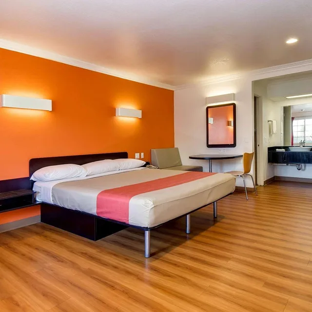 غرفة بسرير كينج للمدخنين، Motel6 Garden Grove, CA 4/10