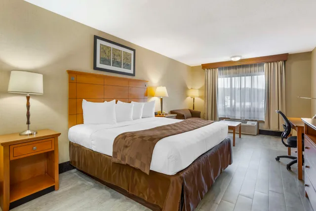 غرفة بسرير كينج بحوض جاكوزي، Best Western Danbury/Bethel 2/4