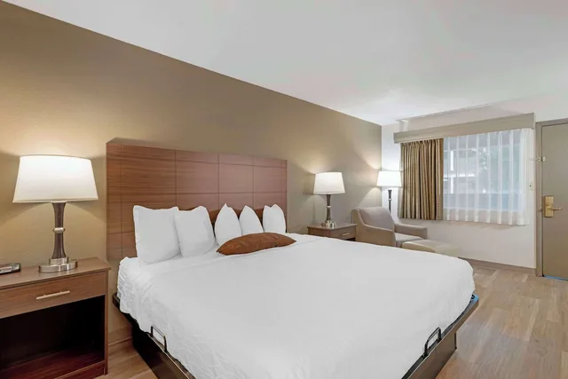 Standard, King Bed, Best Western Green Bay Inn Conference Center 2/7