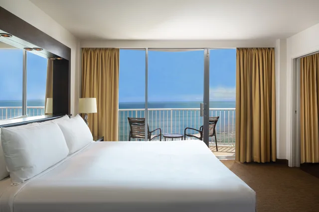 1 Bedroom, Suite, King Bed, Ocean Front، Park Shore Waikiki 1/4