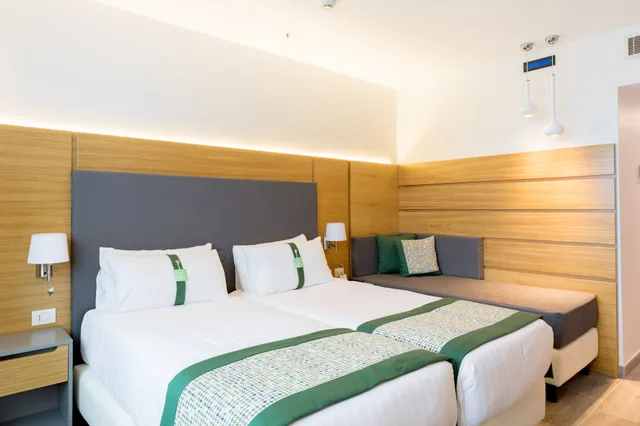 غرفة بريميوم بسرير كينج مع أريكة، HOLIDAY INN NAPLES 3/10