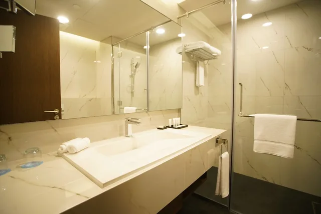 غرفة قياسية بسرير كينج، C - Hotel and Suites Doha 2/2