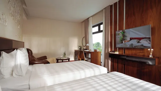Superior, Queen Bed, Orchids Hotel Saigon 3/10