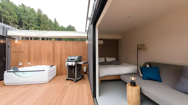 كابينة ديلوكس بسرير مزدوج بإطلالة على الجبل يُسمح فيها بالحيوانات الأليفة، Glamping Fuji-no-Kirameki Fuji Gotemba 1/1