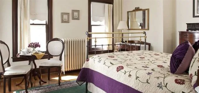 جناح بسرير كوين وسرير فردي مع سرير سحّاب إضافي، Brickhouse Inn 1/1