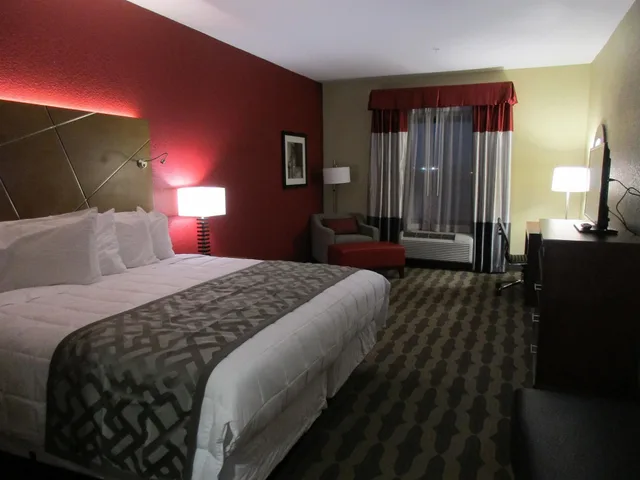 جناح بسرير كينج مع أريكة بحوض جاكوزي، Best Western Plus Fairview Inn & Suites 1/1