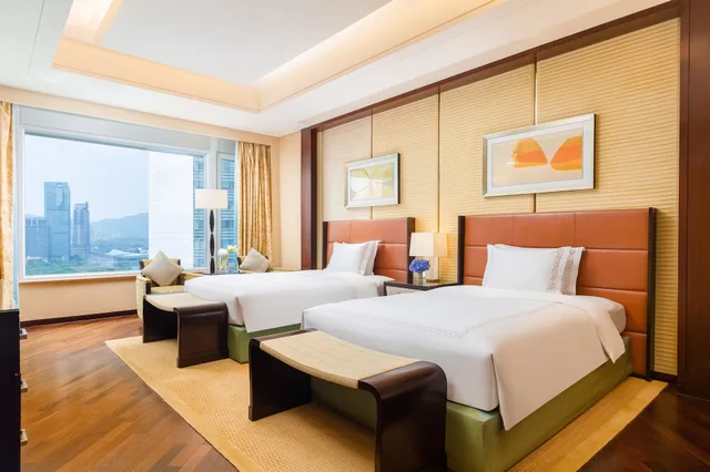 غرفة كلوب بريميير بسريرين منفصلين وسريرين مزدوجين، The Ritz Carlton Shenzhen 1/2