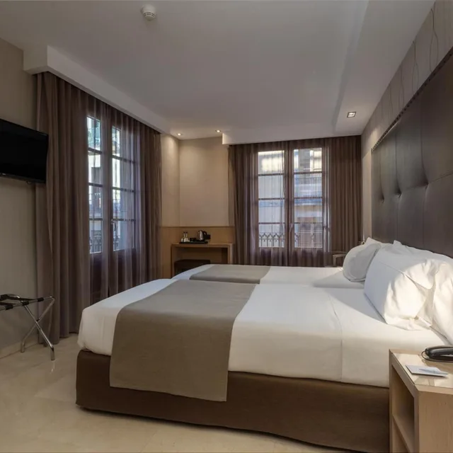 غرفة بسرير مزدوج أو سريرين منفصلين مع سرير إضافي، Gran Hotel Barcino 4/10