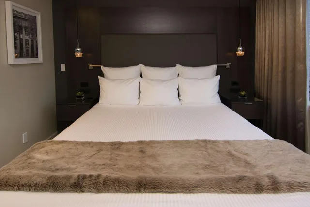 Penthouse Suite, King Bed, City View, Sofa، The Benson Portland, Curio Collection by Hilton 2/3