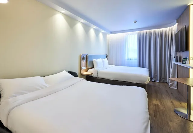 غرفة عائلية بسرير كوين مع أريكة، B&B Hotel Deauville-Touques 1/4