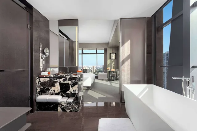 Grand, King Bed, Lake View, Wyndham Grand Chengdu East 3/4