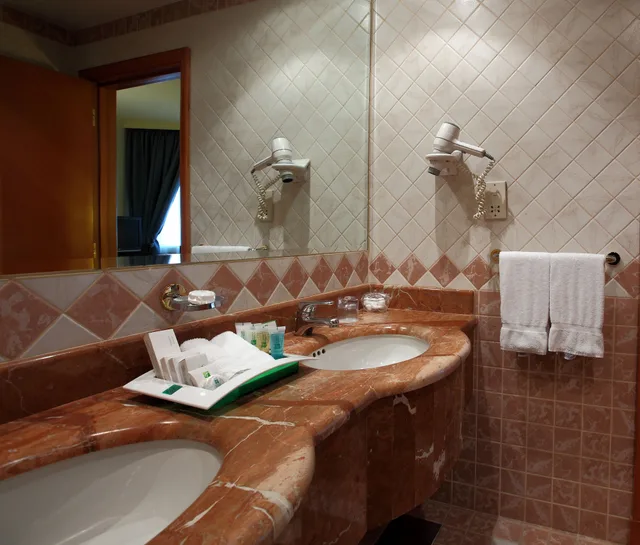 جناح بسرير كينج بغرفة نوم واحدة للمدخنين، فندق هوليداى ان الخبر(Holiday Inn Al Khobar) 2/2
