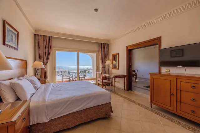 جناح بسرير فردي بإطلالة على البحر بشرفة بغرفة نوم واحدة، Continental Plaza Beach Resort 2/8