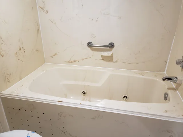 غرفة قياسية بسرير كينج بحوض جاكوزي، Best Western Inn Winchester 3/4