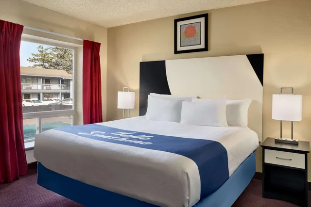 Room, Queen Bed, Days Inn by Wyndham Bend 1/2
