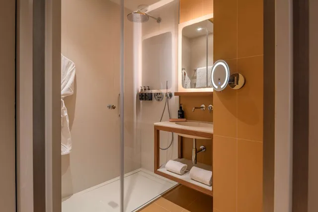 غرفة بريميوم بسرير كينج بإطلالة على البحر، Canopy by Hilton Cannes 2/3