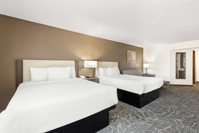 غرفة بسريرين كوين مع أريكة، Best Western West Towne Suites 2/4