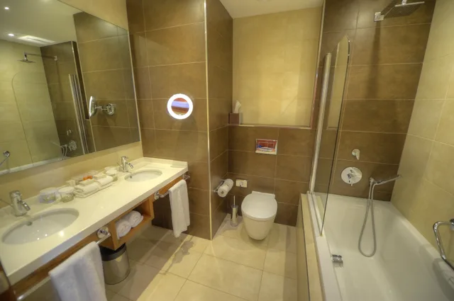 غرفة سوبيريور بسرير مزدوج أو سريرين منفصلين، Radisson Blu Resort Malta St Julians 2/2