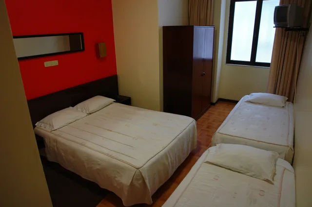 Family, Double and Twin Beds, Universal Hotel 2/4