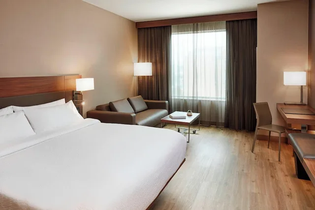 غرفة بسرير كينج بإطلالة على النهر لذوي الإعاقة، AC HOTEL CINCINNATI AT THE BANKS 1/3