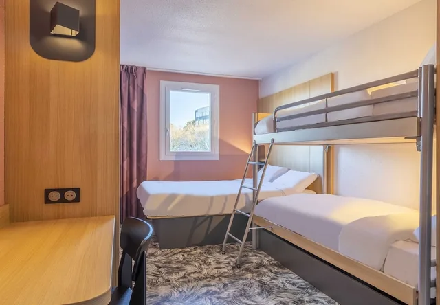 غرفة رباعية بسرير مزدوج وسريرين منفصلين، B&B HOTEL Aix-en-Provence Meyreuil Sainte-Victoire 2/3