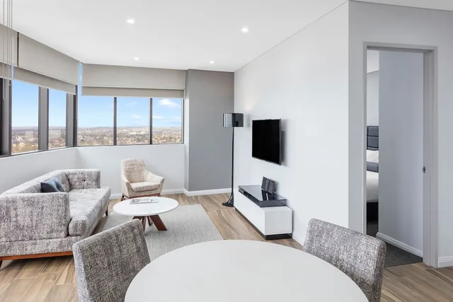 1 Bedroom, Sky, Suite, King Bed، Meriton Suites Church Street Parramatta 2/4