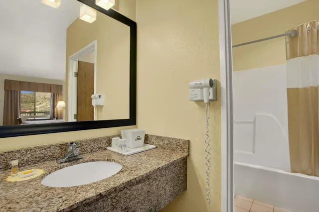 غرفة بسرير كينج لذوي الإعاقة، Days Inn by Wyndham Globe, Arizona 2/5
