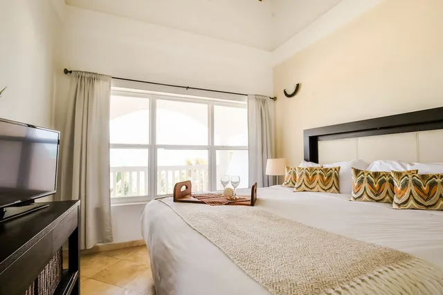 غرفة بسرير كينج وسريرين منفصلين بإطلالة على البحر بغرفتي نوم، Umaya Resort Adventures 1/10