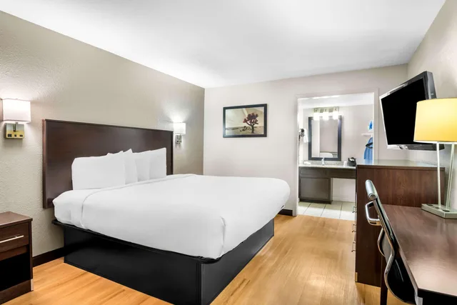 غرفة بسرير كينج للمدخنين، Rodeway Inn Waco Downtown near University TX 1/3
