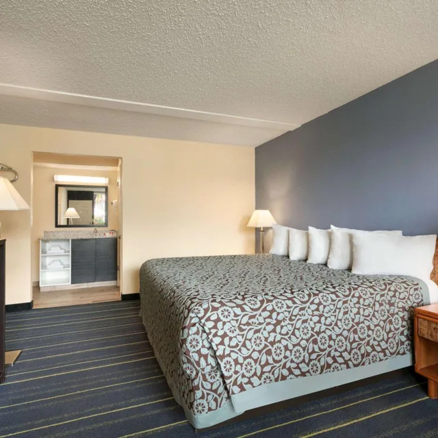 غرفة سوبيريور بسرير كينج، Days Inn by Wyndham Clearwater/Gulf to Bay 1/6