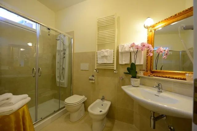 غرفة كلاسيكية ثلاثية بسرير مزدوج وسرير فردي، Hotel Viscardo 3/3