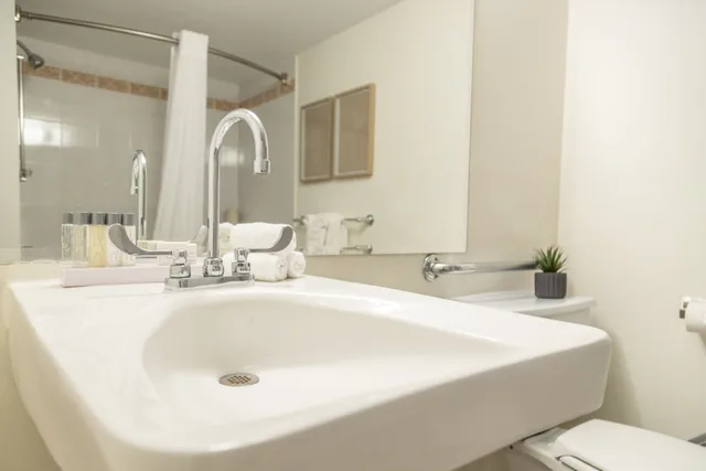 جناح بسريرين كوين، Hotel Faubourg Montreal 8/10