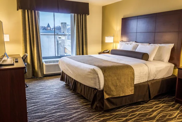 غرفة ديلوكس بسرير كينج، Cobblestone Hotel & Suites - Chippewa Falls 4/8