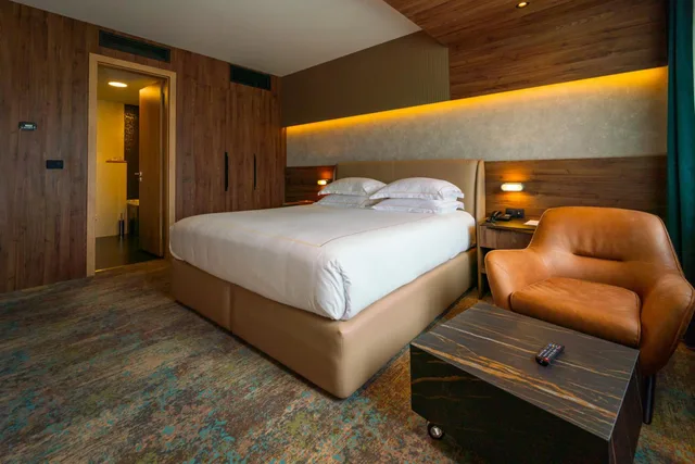 جناح جونيور، Emerald Hotel 2/7