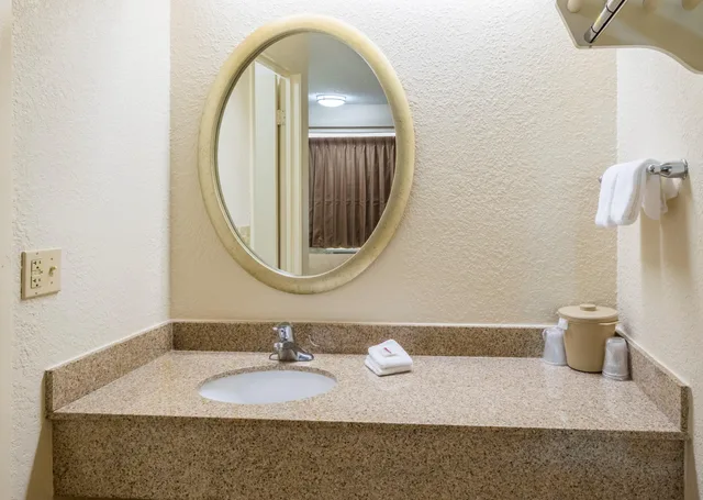 غرفة بسرير كينج، Red Roof Inn Harrisburg - Hershey 2/2