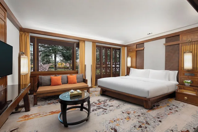 غرفة كلاسيكية بسرير كينج بإطلالة على الحديقة، INTERCONTINENTAL LIJIANG ANCIENT TOWN RESORT 1/5