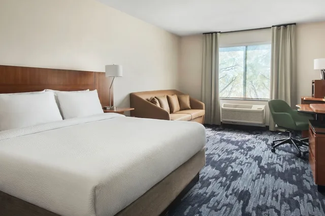 غرفة بسرير كينج مع أريكة، Fairfield Inn Suites Watertown Thousand Islands 1/3
