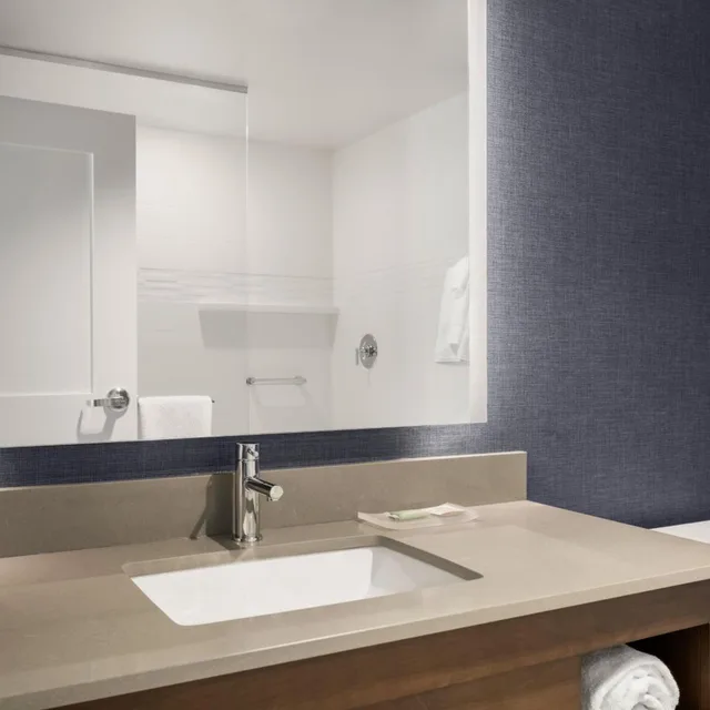 جناح ركني بسرير كوين بغرفة نوم واحدة مع أريكة، Residence Inn by Marriott Milwaukee Brookfield at Poplar Creek 2/3