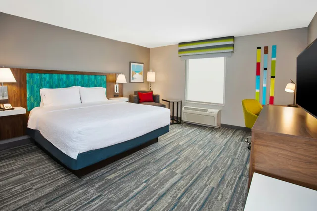 غرفة بسرير كينج، Hampton Inn & Suites - Cape Coral/Fort Myers Area, FL 2/3