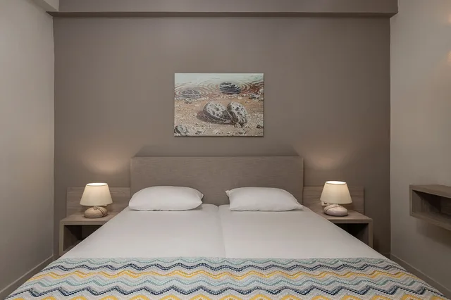شقة بسريرين منفصلين بإطلالة على الحديقة بغرفة نوم واحدة مع أريكة، Alianthos Suites 1/2