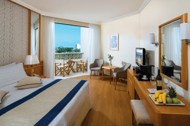 غرفة كلاسيكية بسريرين منفصلين بإطلالة جزئية على البحر، Constantinou Bros Athena Beach Hotel 2/6