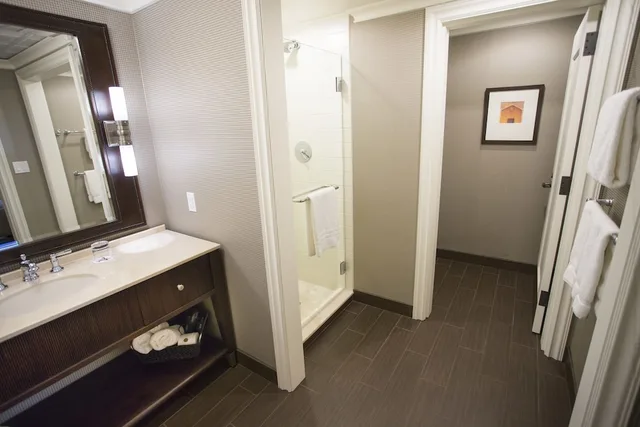جناح بريميير بسرير كينج بإطلالة على الحديقة مع أريكة، The Atherton Hotel At OSU 3/3