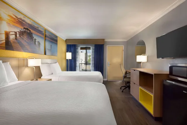 غرفة قياسية بسريرين مزدوجين، Days Inn By Wyndham Pensacola - Historic Downtown 2/4