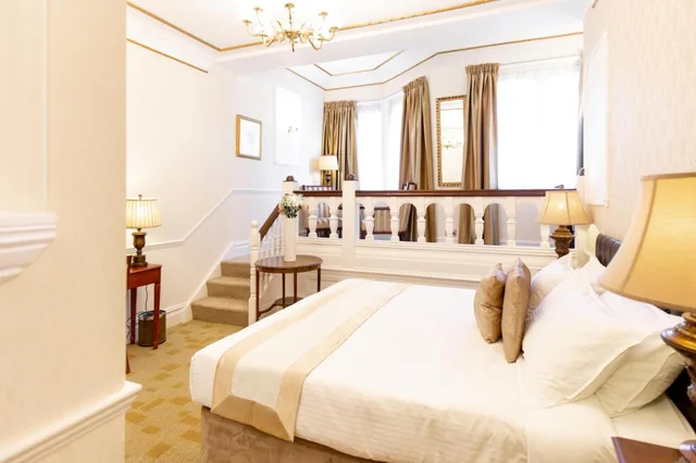 جناح جونيور، Botleigh Grange Hotel 2/8