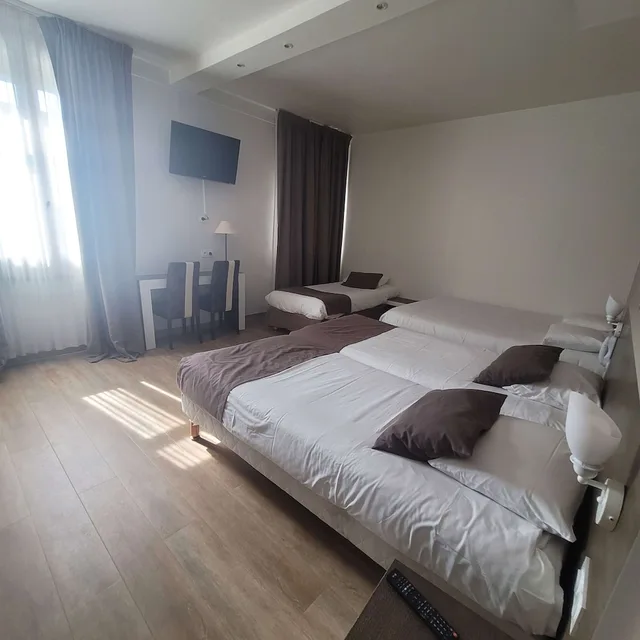 Standard, 1 Double and 3 Single Beds، Kyriad Orange Centre 3/10