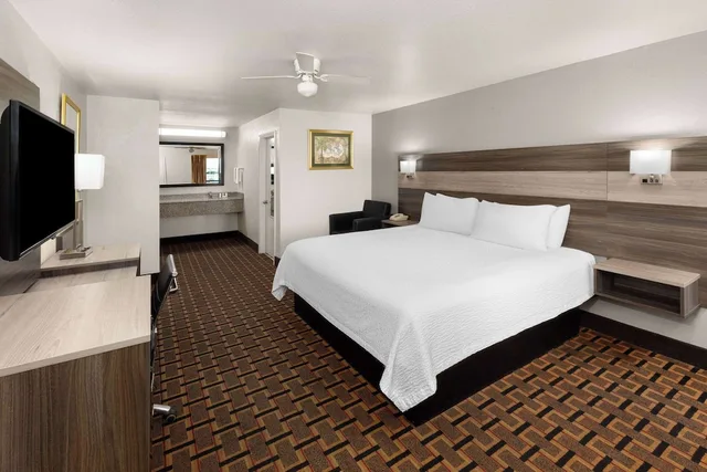غرفة بسرير كينج للمدخنين، Ramada Limited San Angelo 4/7