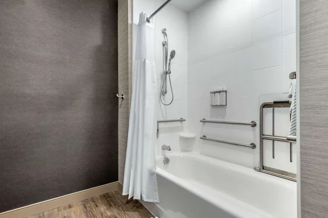 جناح بسرير كينج لذوي الإعاقة، Cambria Hotel Fort Mill 3/3