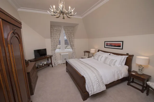 Deluxe, 4 King Beds, River View, Lys-Na-Greyne 2/3
