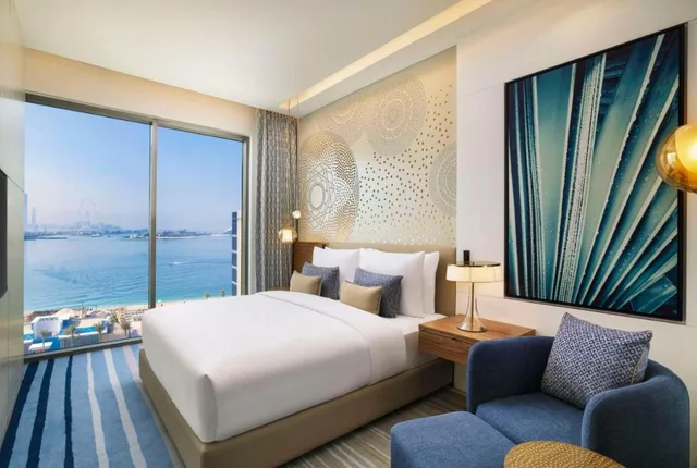 غرفة بسرير كينج بإطلالة جزئية على البحر، Tumbi Hotel Dubai The Palm, Tapestry Collection by Hilton 3/8