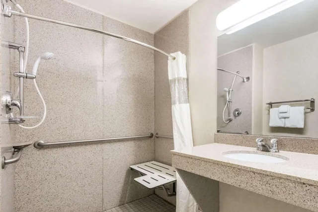 غرفة بسريرين كوين بحوض استحمام لذوي الإعاقة، Wingate By Wyndham Moab 5/5